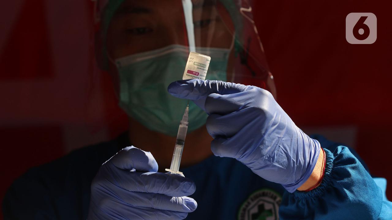 Pelaku Jasa Transportasi Jalani Vaksinasi COVID-19 di Terminal Kampung Rambutan