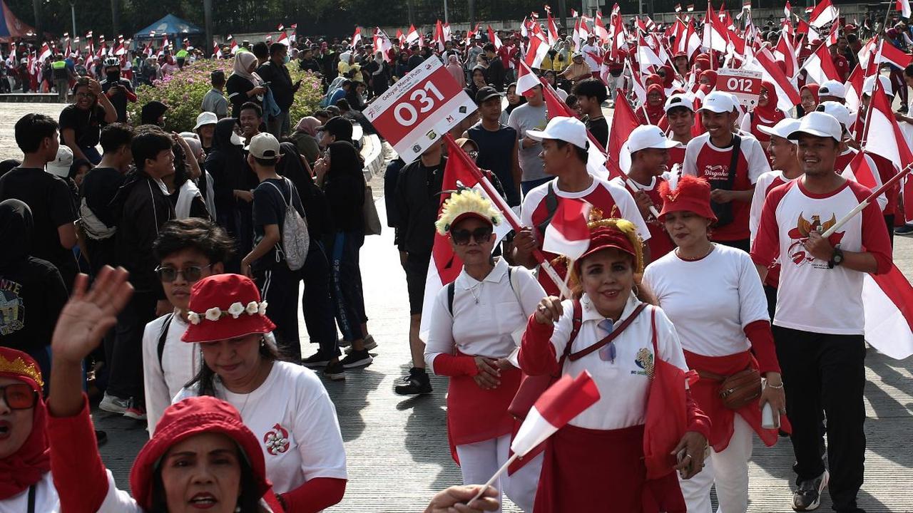 Ribuan warga antusias mengikuti kegiatan Parade "Gebyar Merah Putih" yang digelar di Bundaran HI, Jakarta, Minggu (13/8/2023).