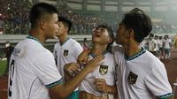 Pemain Timnas Indonesia U-19, Zanadin Fariz, tak kuasa menahan tangis usai laga melawan Myanmar U-19 pada pertandingan babak penyisihan Grup A Piala AFF U-19 2022 di Stadion Patriot Candrabhaga, Bekasi, Minggu (10/7/2022). (Bola.com/M Iqbal Ichsan)