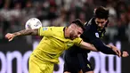 Pemain belakang Lazio Mario Gila (kiri) berebut bola dengan Dusan Vlahovic (Juventus) pada lanjutan Serie A Italia di Stadion Allianz, Turin pada Sabtu 19 Oktober 2024 atau Minggu (20/10/2024) dini hari WIB. (MARCO BERTORELLO/AFP)