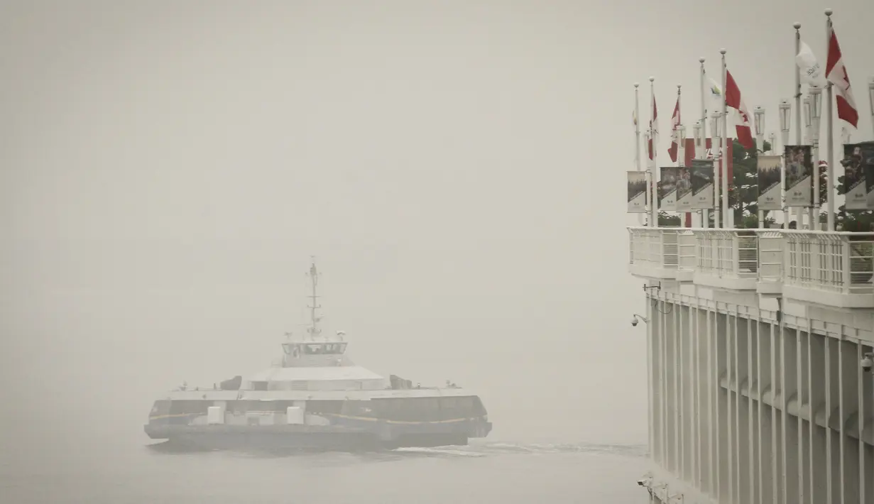 Kapal feri berlayar di tengah kabut asap tebal, Vancouver, British Columbia, Kanada, 13 September 2020. Kabut asap kebakaran hutan AS yang terus tertiup ke Vancouver menyebabkan kota tersebut masuk dalam lima kota dengan kualitas udara terburuk di dunia. (Xinhua/Liang Sen)
