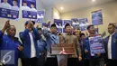Pasangan calon gubernur (Cagub) dan wakil gubernur (Cawagub) Provinsi Banten Wahidin Halim-Andika Hazrumi saat deklarasi dan penandatanganan pakta integritas di Kantor DPP Partai Demokrat, Jakarta, Senin (8/8). (Liputan6.com/Johan Tallo)
