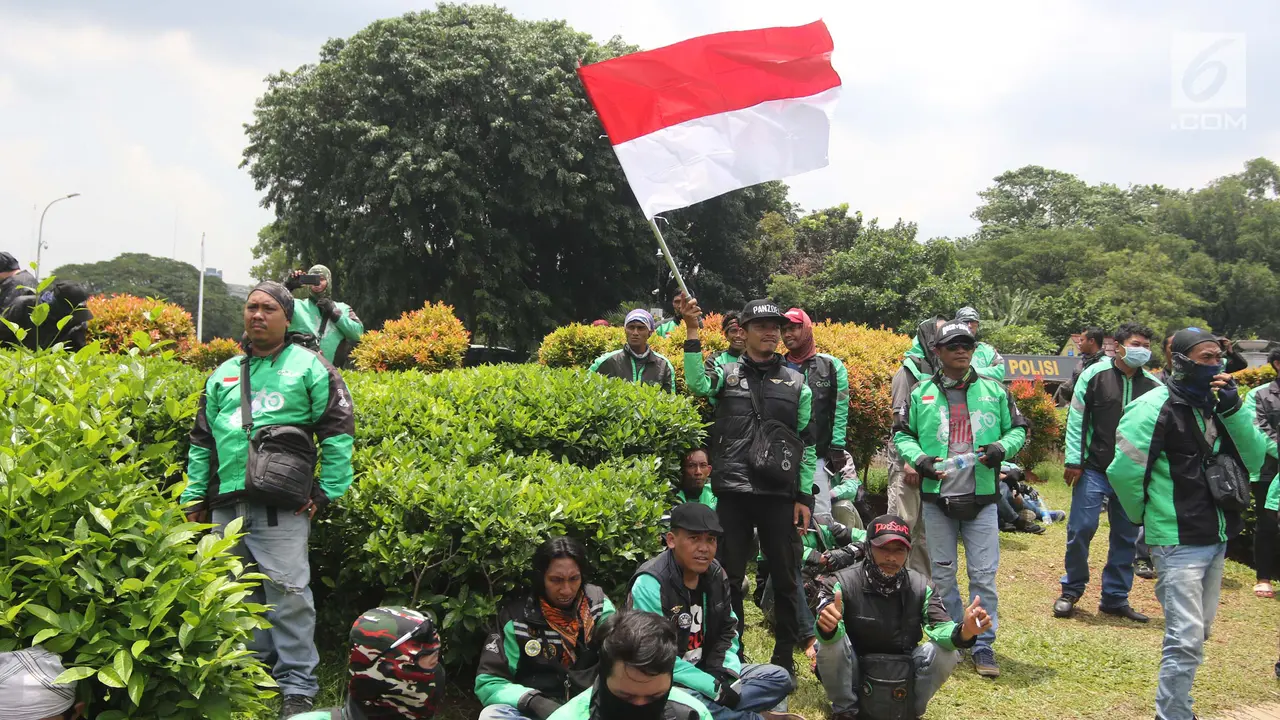 Minta Penetapan Tarif, Ribuan Pengemudi Ojek Online Geruduk Istana