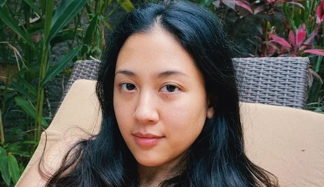 Ia juga tak jarang memamerkan wajah naturalnya tanpa make up melalui akun media sosialnya, tetap terlihat menawan ya. [instagram/sherinashinna]