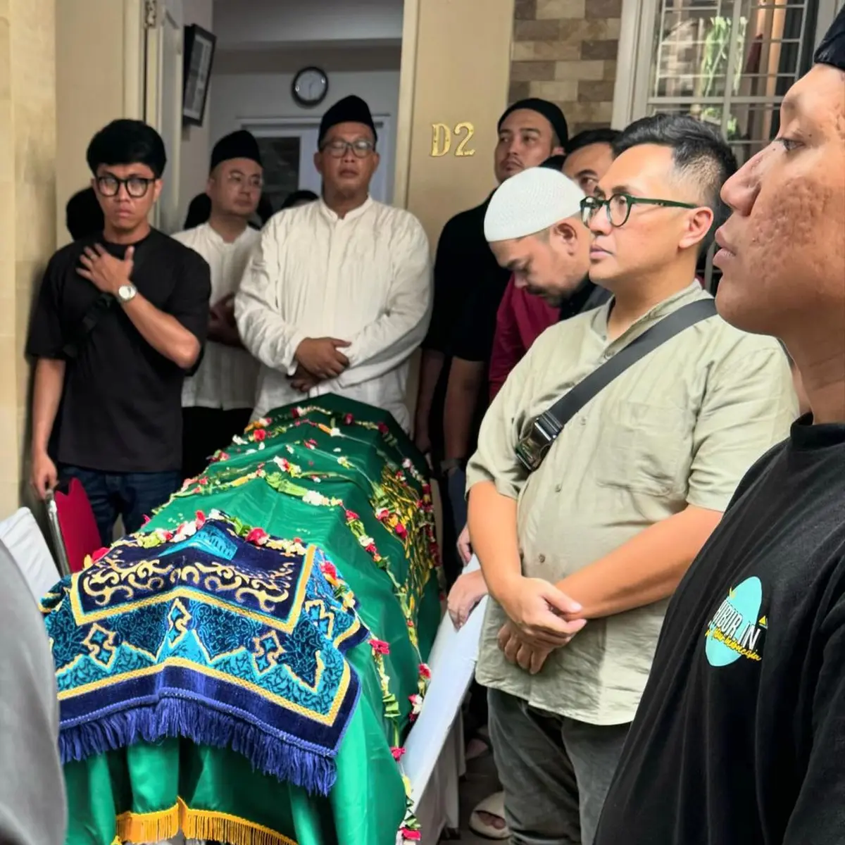 Jenazah Babe Cabita Diantar Bintang Emon hingga Raditya Dika ke  Peristirahatan Terakhirnya di TPU Cirendeu - ShowBiz Liputan6.com