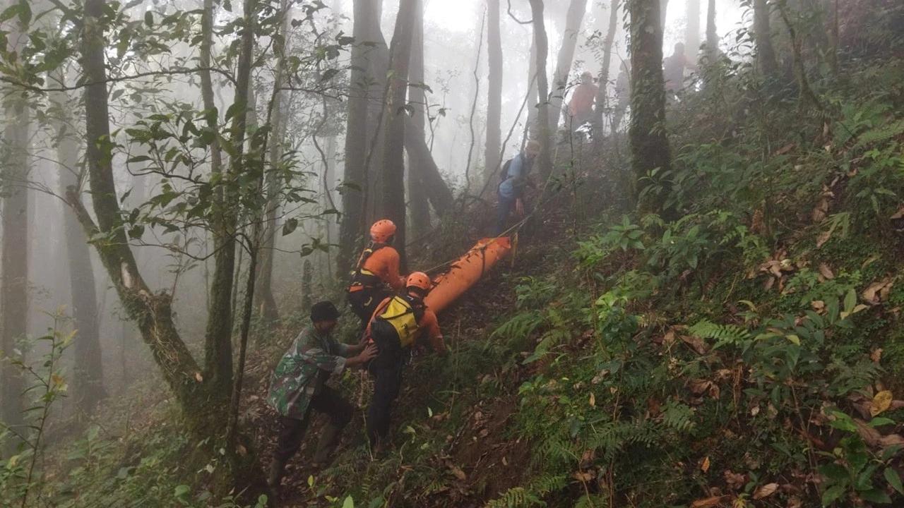 Momen Dramatis Tim SAR Evakuasi Jenazah Pendaki Lansia di Gunung Batukaru, Jasad Berada di Jurang 90 Meter