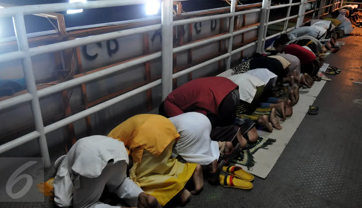 Menyambut Ramadan, puluhan warga beramai-ramai mendatangi musholla di kawasan Pasar Gembrong, Jakarta, Rabu (17/6/2015). Terbatasnya jumlah daya tampung musholla membuat warga terpaksa Salat Tarawih di jembatan. (Liputan6.com/Johan Tallo)
