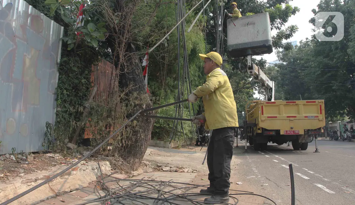 Heru Budi memerintahkan Dinas Bina Marga melakukan operasi besar-besaran untuk menertibkan dan merapikan kabel-kabel optik. (merdeka.com/Imam Buhori)
