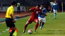 Firman Utina (Indonesia-15) berusaha mempertahankan penguasaan bola dari kejaran Thein Than Win (AFF All Star) saat berlaga di Stadion GBK Jakarta, (11/5/2014). (Liputan6.com/Helmi Fithriansyah)