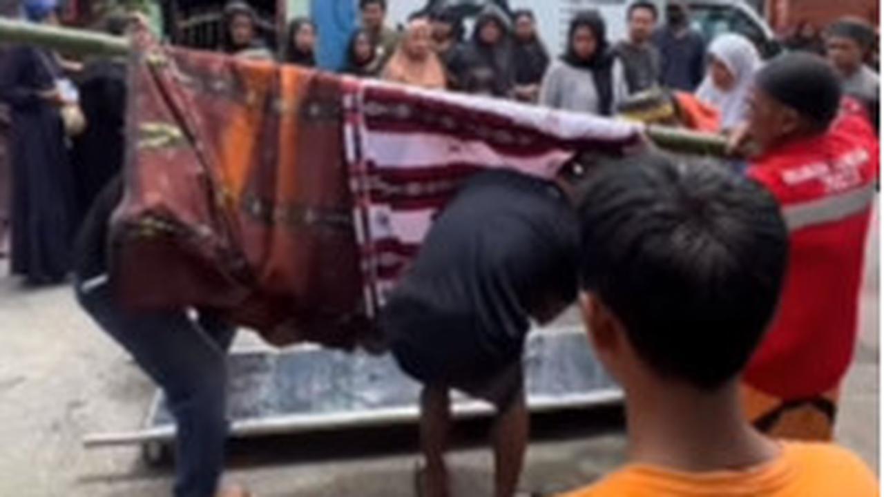 Perjuangan Warga Gotong Jenazah di Gang Sempit Ini Bikin Warganet Tersentuh