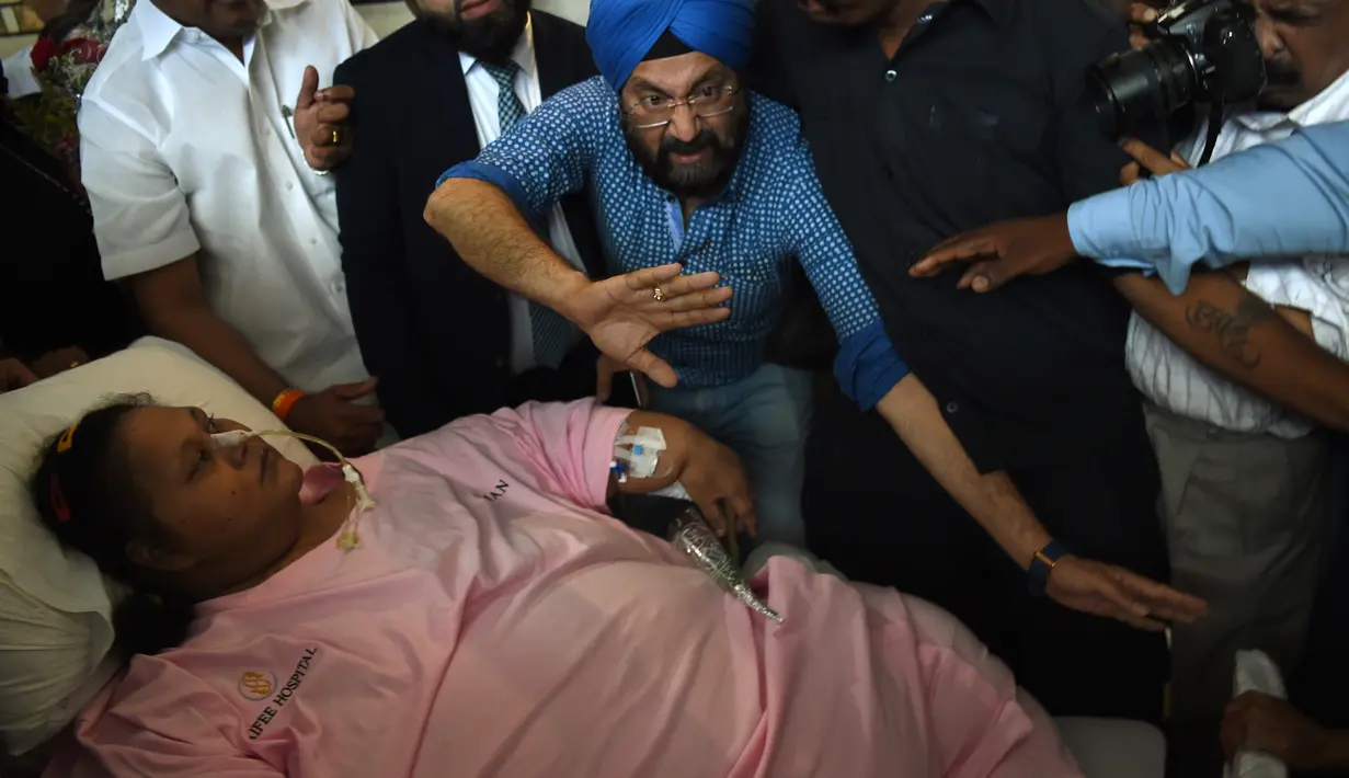Eman Ahmed Abd El Aty menuju ambulans di rumah sakit di Mumbai, India (4/5). Eman yang merupakan wanita terberat di dunia ini lebih dari 2 bulan menjalani operasi bariatrik, berat badan Eman turun drastis dari 500 kg menjadi 176 kg. (Str/AFP)