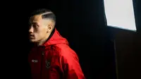 Pemain sekaligus kapten Timnas Indonesia, Jay Idzes saat konferensi pers menjelang menjelang laga lanjutan putaran ketiga Kualifikasi Piala Dunia 2026 melawan Jepang di Stadion Utama Gelora Bung Karno (SUGBK), Senayan, Jakarta, Kamis (14/11/2024). (Bola.com/Bagaskara Lazuardi)