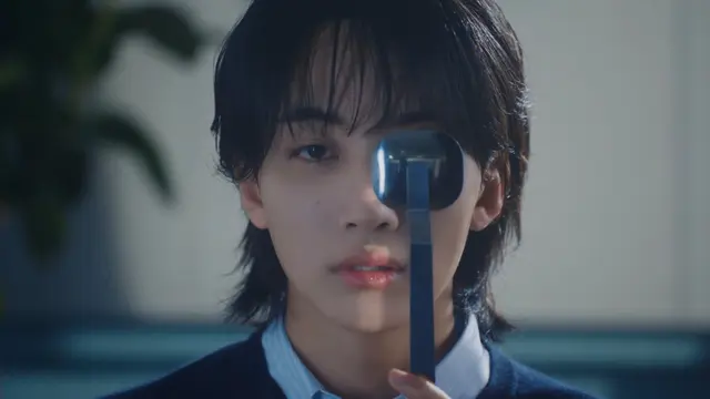 Jeonghan dalam MV Cheers to Youth sebagai penderita mata minus. (Dok. Foto Screenshoot YT HYBE LABELS)