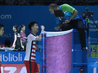 Ganda putra Indonesia, Kevin Sanjaya Sukomuljo/Marcus F Gideon melakukan protes ke wasit saat lawan Mads Conrad Petersen/Mads Pieter Kolding (Denmark)di 8 besar Indonesia Open 2018, Istora GBK, Jumat (6/7). (Liputan6.com/Helmi Fithriansyah)