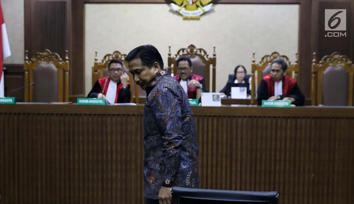 Terdakwa dugaan suap/gratifikasi terkait kerjasama jasa pelayaran yang juga anggota komisi VI DPR RI, Bowo Sidik Pangarso bersiap mengikuti sidang lanjutan di Pengadilan Tipikor, Jakarta, Rabu (4/9/2019). Sidang mendengar keterangan saksi. (Liputan6.com/Helmi Fithriansyah)
