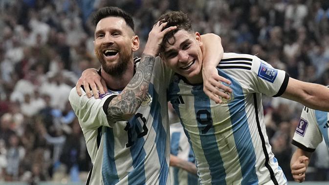 <p>Pemain Argentina, Julian Alvarez (kanan) melakukan selebrasi bersama Lionel Messi setelah mencetak gol kedua timnya ke gawang Kroasia saat laga semifinal Piala Dunia 2022 yang berlangsung di Lusail Stadium, Qatar, Selasa (13/12/2022) waktu setempat. (AP Photo/Martin Meissner)</p>