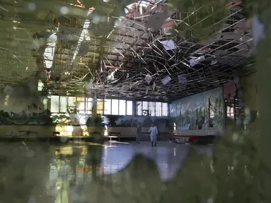 Kerusakan aula setelah sebuah ledakan bom bunuh diri mengguncang pesta pernikahan di Kabul, Afghanistan, Minggu (18/8/2019). Setidaknya 20 orang dilaporkan terluka dalam insiden tersebut. (AP Photo/Rafiq Maqbool)