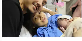 Keluarga kecil Ananda Omesh dan Dian Ayu Lestari kembali diwarnai tangisan seorang bayi yang baru lahir ke dunia ini. Anak ke dua mereka lahir pada Sabtu (13/5/2017) dan berjenis kelamin laki-laki. (Instagram/dianayulestari)