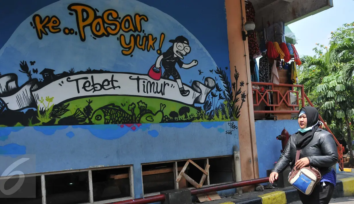 Pengunjung melintas di dekat lukisan mural di Pasar PSPT, Tebet, Jakarta (14/11/2015). Keberadaan seni mural di pasar ini bisa membuat pengunjung tersenyum. (Liputan6.com/ Gempur M Surya)