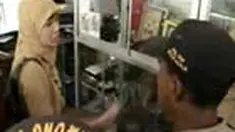 Pegawai negeri sipil dan pelajar di Bima, NTB, terjaring razia yang digelar Satpol PP. Sebagian PNS terlihat sibuk berjalan-jalan disekitar pasar, sedangkan sejumlah siswa sibuk bermain internet. 
