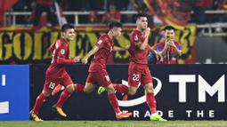 Gelar Top Skor Piala AFF 2022 juga berhasil disabet oleh Nguyen Tien Linh. Ia juga berhasil mengoleksi 6 gol seperti Teerasil Dangda. Penyerang 25 tahun itu berhasil menyarangkan 3 gol saat laga fase Grup B Piala AFF 2022, yaitu saat melawan Laos, Malaysia, dan Myanmar. Sementara itu, 3 gol Tien Linh lainnya dicetak ketika fase gugur saat leg kedua semifinal melawan Indonesia (2) dan leg pertama final melawan Thailand (1). (AP Photo/Nguyen Manh Quan)