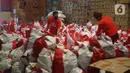 Pekerja mengemas paket bansos di Gudang Food Station Cipinang, Jakarta, Rabu (22/4/2020). Pemerintah menyalurkan paket bansos sebesar Rp 600 ribu per bulan selama tiga bulan untuk mencegah warga mudik dan meningkatkan daya beli selama masa pandemi COVID-19. (Liputan6.com/Immanuel Antonius)