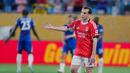 Pemain Benfica, Kerem Akturkoglu, tampak kecewa setelah ditaklukkan Chelsea pada laga 16 besar Piala Dunia Antarklub 2025 di Bank of America Stadium, Minggu (29/6/2025). (AP Photo/Nell Redmond)