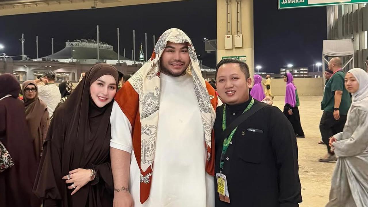 4 Potret Ivan Gunawan Jalan Kaki ke Jamarat dari Mina Cuma Pakai Sandal Jepit