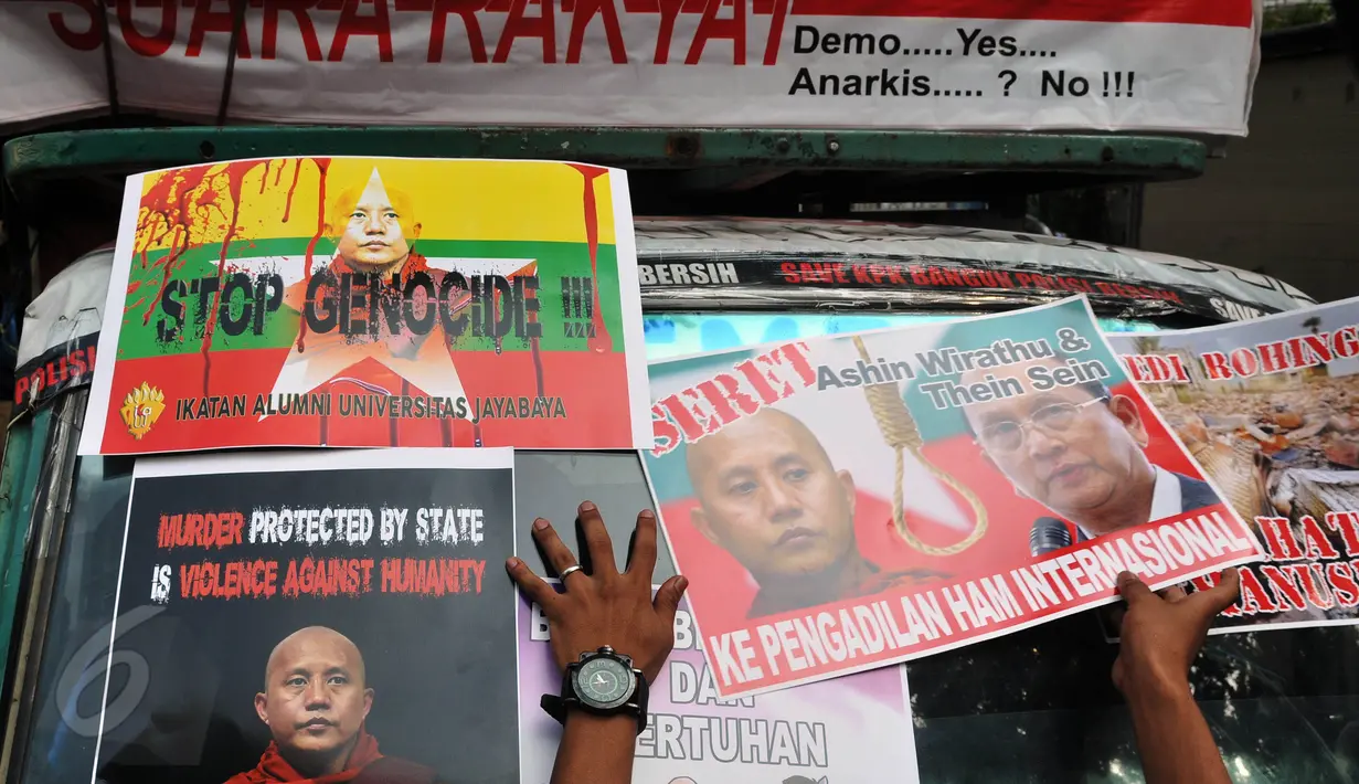 Massa membawa poster Biksu Ahsin Wirathu saat aksi di depan Kedubes Myanmar, Jakarta, Jumat (29/5/2015). Ahsin dinilai telah melakukan tindakan genosida pada etnik Rohingya. (Liputan6.com/Johan Tallo) 