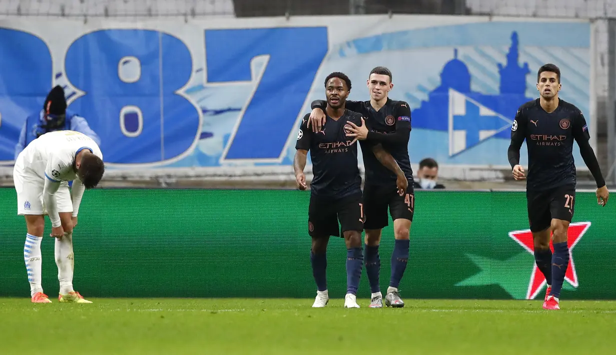Penyerang Manchester City, Raheem Sterling (ketiga kanan) berselebrasi dengan rekan-rekannya usai mencetak gol ke gawang Marseille pada pertandingan grup C Liga Champions di Stade Velodrome, Prancis, Selasa (27/10/2020). City menang telak 3-0 atas Marseille. (Guillaume Horcajuelo/Pool via AP)