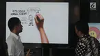 Tamu berjalan melintasi layar monitor yang menampilkan karikatur pemberantasan korupsi di lobi Gedung KPK, Jakarta, Selasa (20/3). Karikatur tersebut sebagai contoh proses pencegahan korupsi sejak dini. (Merdeka.com/Dwi Narwoko)