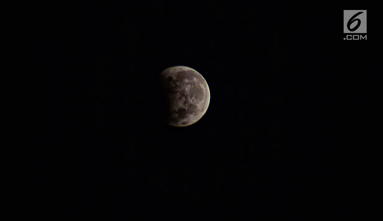 Penampakan gerhana bulan parsial (penumbra) di langit kota Semarang, Jawa Tengah, Selasa (8/8). Gerhana Bulan Sebagian kali ini adalah satu-satunya gerhana yang dapat dilihat dan dinikmati masyarakat di seluruh wilayah Indonesia. (Liputan6.com/Gholib)