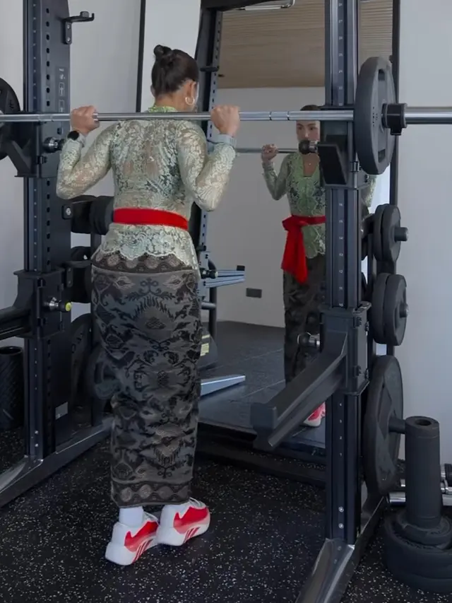 Jennifer Bachdim Kenakan Kebayadan kain batik  saat Workout. [@jenniferbachdim]