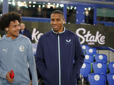 Pemain Everton, Ashley Young (kanan) berbincang dengan putranya, Tyler Young pada laga putaran ketiga Piala FA 2024/2025 melawan Peterborough United di Goodison Park, Liverpool, Inggris, Jumat (10/01/2025) WIB. (AP Photo/PA/Peter Byrne)