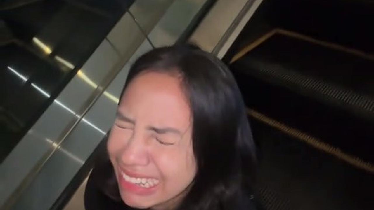 Momen Lucu Tapi Kasihan, TikToker Ini Ketiduran di Toilet Mall sampai Tutup dan Nangis di Eskalator