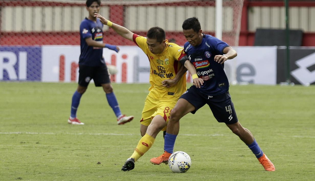 Gelandang Bhayangkara FC, Lee Yujun, berebut bola dengan pemain Arema FC pada laga Shopee Liga 1 di Stadion PTIK, Jakarta, Rabu (27/11). Bhayangkara menang 1-0 atas Arema. (Bola.com/Yoppy Renato)