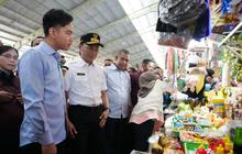 VIDEO: Gaya Wapres Gibran Borong Cabai Bawang di Pasar Maros Hingga Blusukan Keluar Masuk Gang