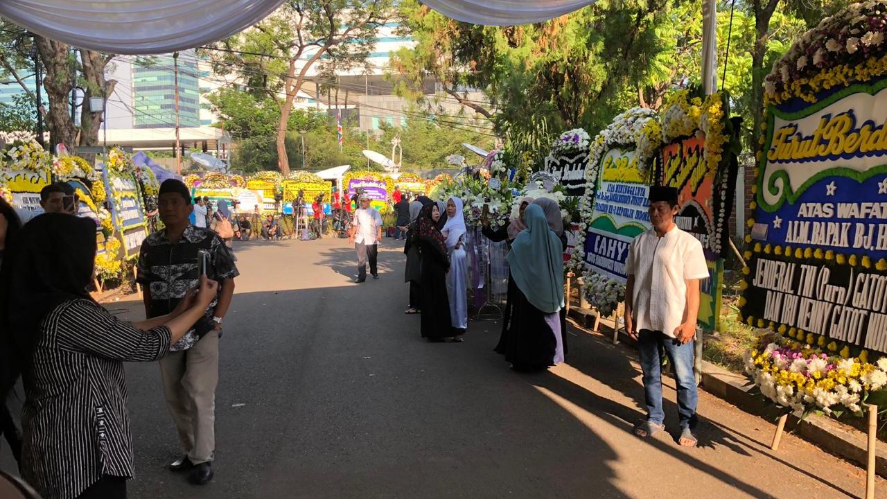 Warga yang menunggu giliran untuk masuk ke rumah duka juga memanfaatkan waktu untuk berselfie