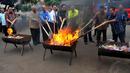 Sejumlah bahan kimia obat dimusnahkan di halaman kantor Badan Pengawasan Obat dan Makan (BPOM), Jakarta, Senin (26/5/14). (Liputan6.com/Johan Tallo)