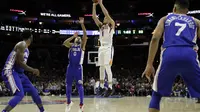 Devin Booker memasukkan bola saat Suns melawan Sixers (AP)