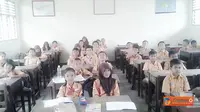 Menjadi guru les privat untuk siswa SD di rumah akhirnya di pilihnya semenjak ia masih duduk di kelas 1 SMK.
