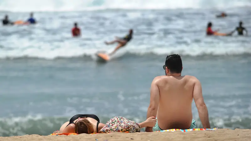 Melihat Para Turis Berlibur di Pantai Kuta Bali