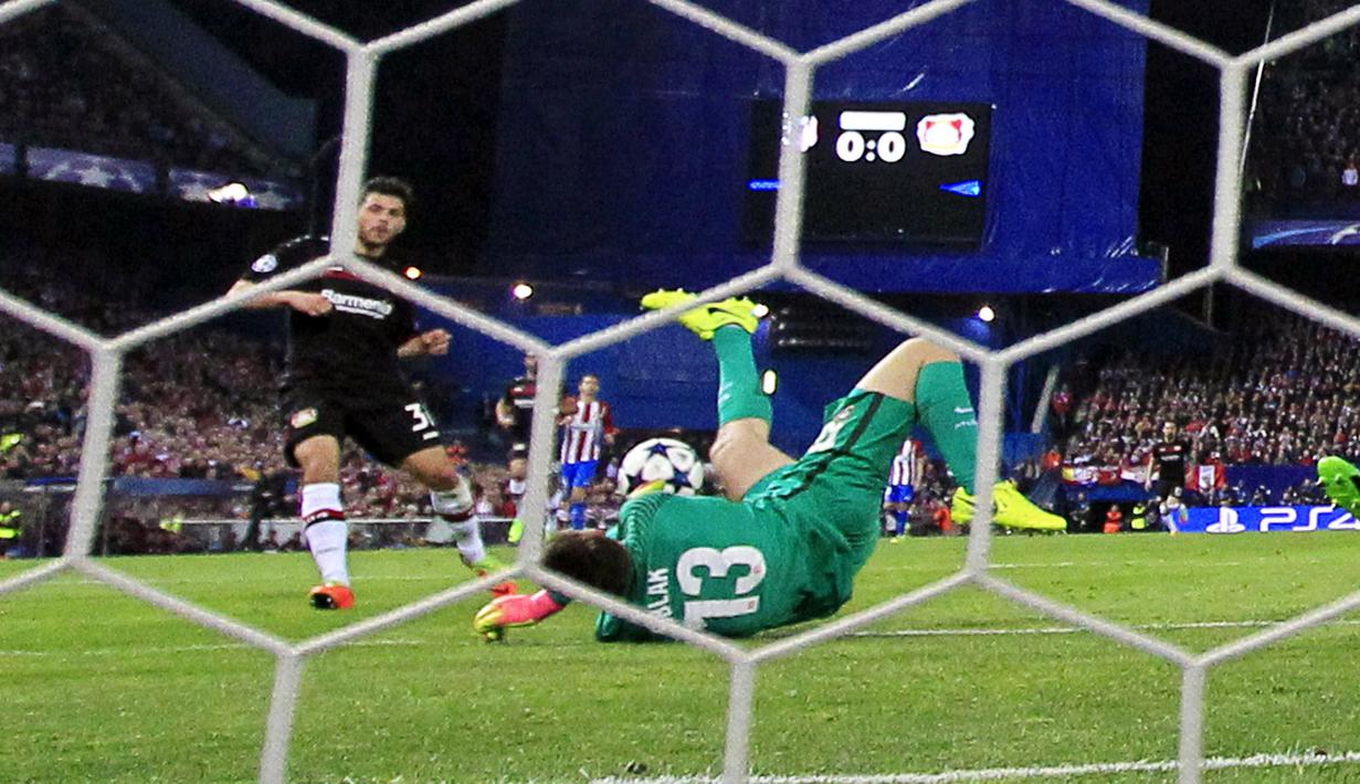 Kiper Atletico Madrid, Jan Oblak menahan bola sepakan pemain Leverkusen, Kevin Volland (kiri) pada leg kedua Babak 16 Besar Liga Champions di Vicente Calderon stadium, Rabu (15/3/2017). Atletico lolos dengan agregat 4-2. (EPA/Kiko Huesca)