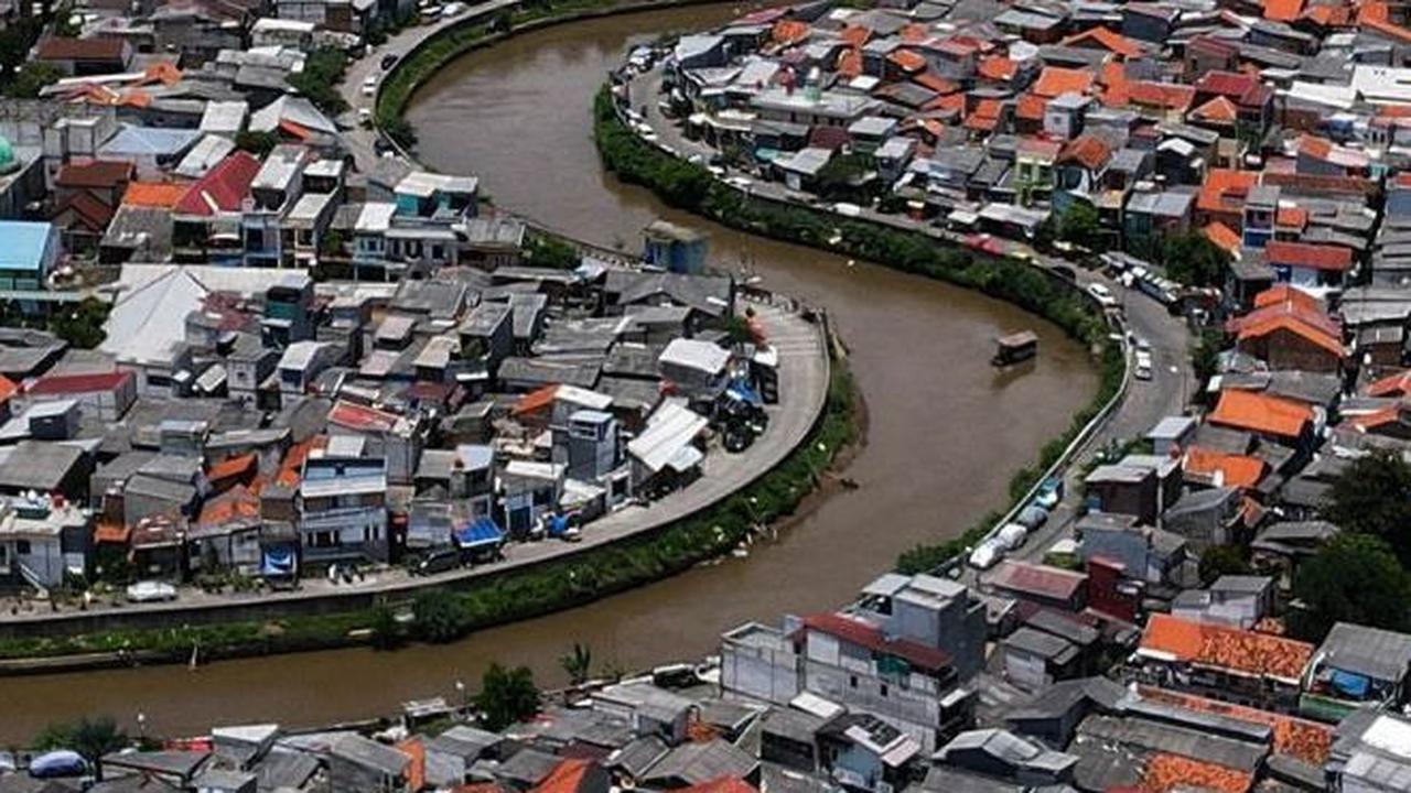 FOTO: Mengeruk Lumpur Kali Ciliwung untuk Antisipasi Pendangkalan dan Banjir Jakarta
