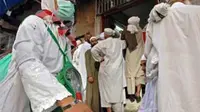 Seorang calon haji asal Jawa Barat menggunakan masker saat melintas di kawasan perdagangan di Misfalah, Makkah. Pemerintah Arab Saudi memperingatkan calhaj untuk waspada wabah Flu Babi. (Antara)