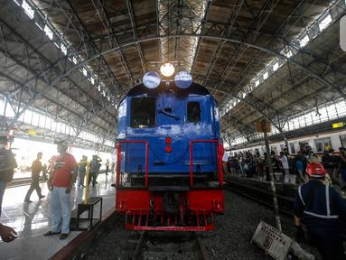 Lokomotif Bon-Bon yang membawa rangkaian kereta Djoko Kendil meninggalkan Stasiun Jakarta Kota dalam kegiatan Kereta Bersejarah Menyapa, Rabu (17/8/2022). Selain untuk memperlihatkan kereta bersejarah yang beroperasi pada era kolonial Belanda di tahun 1925, kegiatan tersebut juga bertujuan untuk memperingati HUT ke-77 Kemerdekaan Republik Indonesia. (Liputan6.com/Faizal Fanani)