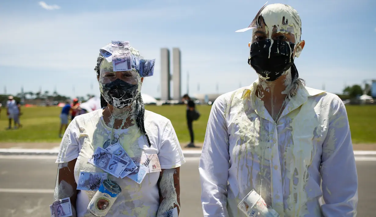 Demonstran ambil bagian dalam aksi protes terhadap Presiden Brasil Jair Bolsonaro dan penanganan pandemi virus corona di Brasilia, pada Minggu (31/1/2021). Di antara mereka bahkan banyak yang menuntut pengunduran diri atau pemakzulan Presiden Brasil Jair Bolsonaro. (Sergio LIMA/AFP)