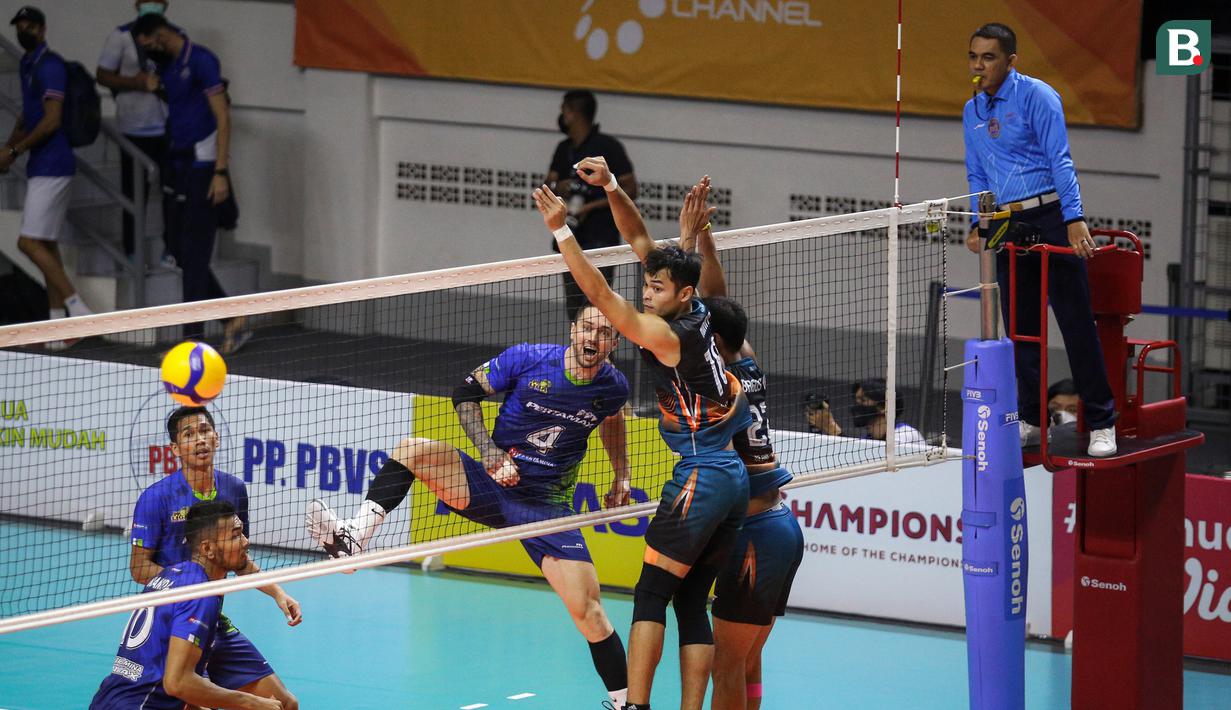 Pemain Jakarta Pertamina Pertamax, Luiz Felippe Perotto (tengah) melepaskan spike saat menghadapi Jakarta BNI 46 dalam laga perebutan tempat ke-3 PLN Mobile Proliga 2022 di Padepokan Voli Jenderal Polisi Kunarto, Sentul, Minggu (27/03/2022). (Bola.com/Bagaskara Lazuardi)