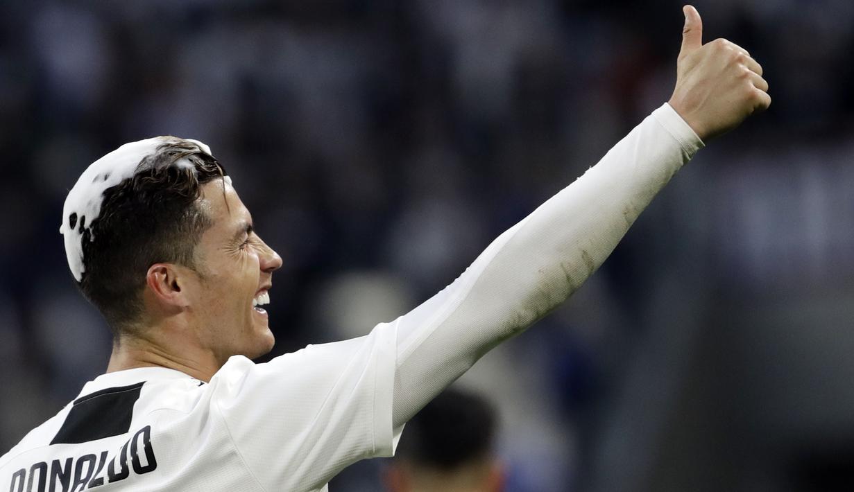 Striker Juventus, Cristiano Ronaldo, melakukan selebrasi usai meraih gelar juara Serie A 2019 di Stadion Juventus, Sabtu (20/4). Juventus menang 2-1 atas Fiorentina. (AP/Luca Bruno)