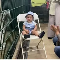 Potret Rayyanza Malik Ahmad masuk kandang Selen sang harimau putih. Dia tampak tersenyum tipis ke kamera. (Foto: YouTube Rans Entertainment)